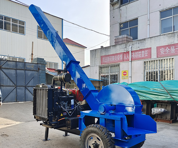 柴油版移动式木材削片机现场试机